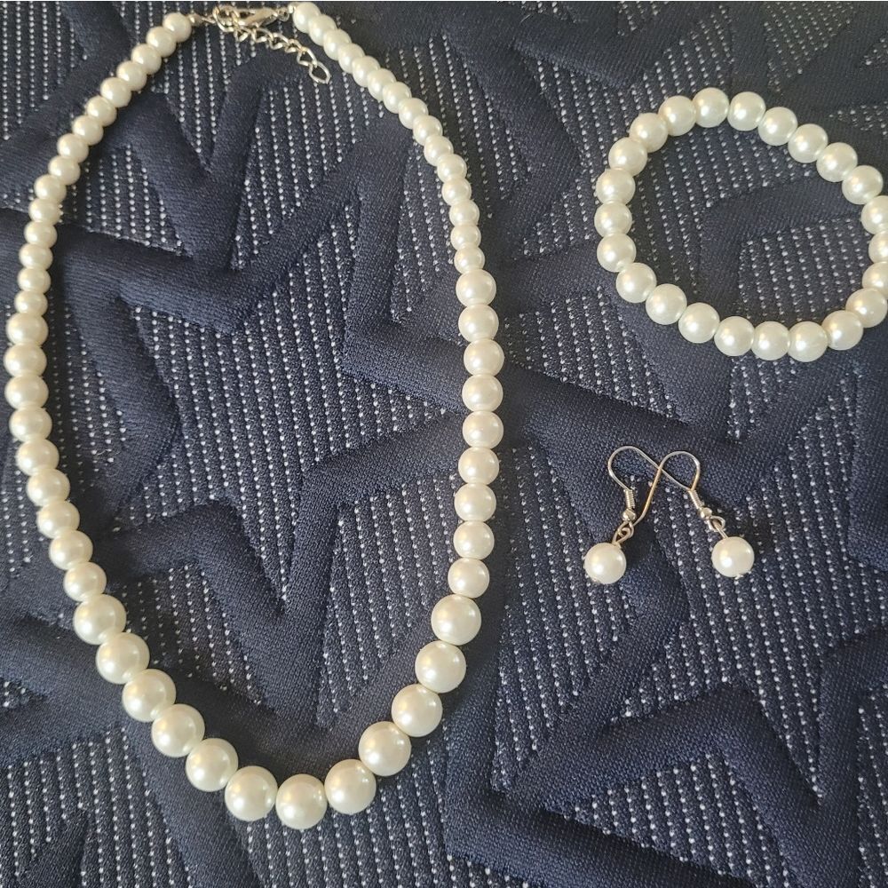 FAUX Pearl Necklace Set